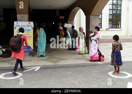 Guwahati, Assam, Indien. Juni 2020. Passagiere stehen mit ihrem Gepäck vor dem Bahnhof Guwahati in einer Schlange, um während der laufenden COVID-19-Sperre in Guwahati in einen Zug zu steigen. Die Zentralregierung hat drei Phasen der "Entsperrung" angekündigt, um die Beschränkung im Land inmitten der Coronavirus-Pandemie zu erleichtern, während die erste Phase am 30. Juni endet. Kredit: David Talukdar/ZUMA Wire/Alamy Live News Stockfoto