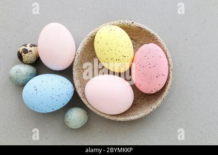 Bunte, bemalte Ostereier auf einer Keramikschale. Festliche Einrichtung Stockfoto