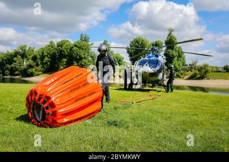 12.05.2020, Düsseldorf, Nordrhein-Westfalen, Deutschland - Hubschrauber Airbus H145 der Polizei fliegenden Geschwader während einer Notfallübung mit dem Stockfoto