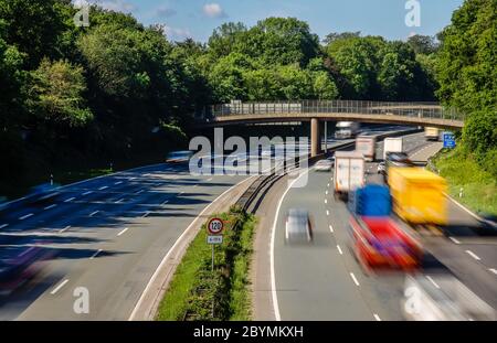 13.05.2020, Bottrop, Nordrhein-Westfalen, Deutschland - viele LKWs fahren auf der Autobahn A2. 00X200513D012CAROEX.JPG [MODEL RELEASE: NEIN, PROPERTY RELE Stockfoto