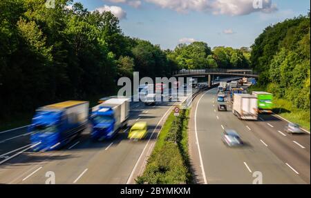 13.05.2020, Bottrop, Nordrhein-Westfalen, Deutschland - viele LKWs fahren auf der Autobahn A2. 00X200513D002CAROEX.JPG [MODEL RELEASE: NEIN, PROPERTY RELE Stockfoto