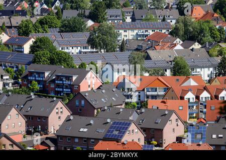 13.05.2020, Bottrop, Nordrhein-Westfalen, Deutschland - Wohngebäude mit Solardächern, Solarsiedlung, Innovationsstadt Ruhr, Modellstadt Bottro Stockfoto