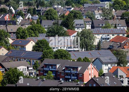 13.05.2020, Bottrop, Nordrhein-Westfalen, Deutschland - Wohngebäude mit Solardächern, Solarwohnanlage, Innovationsstadt Ruhr, Modellstadt Bo Stockfoto