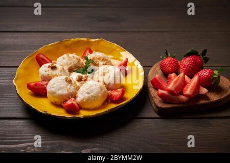 Quark Knödel mit Erdbeere. Gekocht, Frühstück. Stockfoto