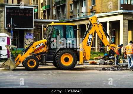 Gelber Baggerlader auf der Baustelle bereit für die Arbeit in Bukarest, Rumänien, 2020 Stockfoto