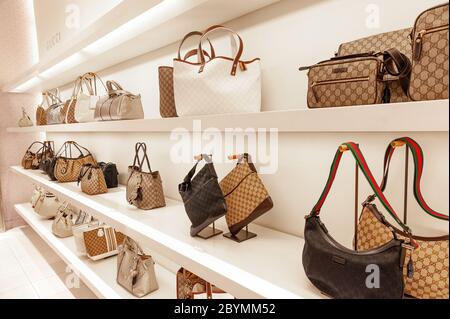 Teure Designer Gucci Handtaschen im Isetan Kaufhaus Tokyo Japan Stockfotografie Alamy