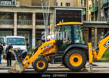 Gelber Baggerlader auf der Baustelle bereit für die Arbeit in Bukarest, Rumänien, 2020 Stockfoto