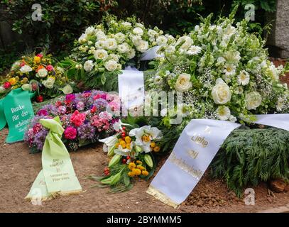 25.05.2020, , Nordrhein-Westfalen, Deutschland - Trauerkränze mit Bändern auf einem frischen Grab. 00X200525D025CAROEX.JPG [MODELLFREIGABE: NEIN, EIGENSCHAFT R Stockfoto