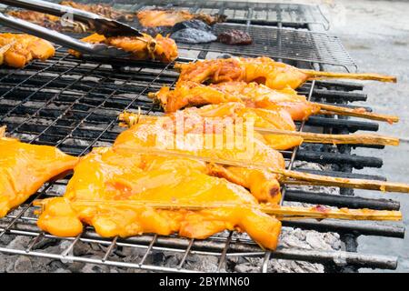 Gegrilltes Hähnchen auf Flamme, thailändische Küche Stockfoto