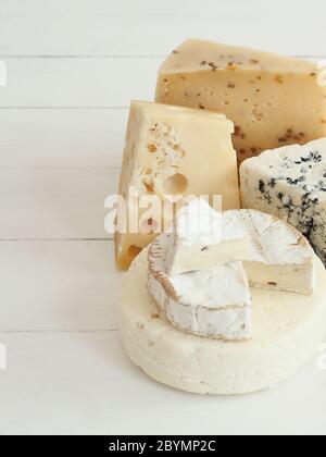 Verschiedene Arten von Käse auf Holzbrett Stockfoto