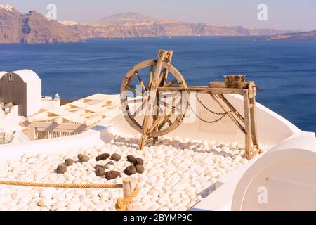 Alte Spinnrad Verzierung für ein Hotel in der Stadt Oia, auf der griechischen Insel Santorini und darüber hinaus ist die Ägäis. Stockfoto