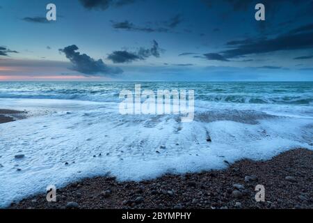 Stürmischer Ozean in der Dämmerung Stockfoto