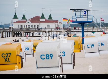 Heringsdorf, Deutschland. Juni 2020. Strandkörbs befinden sich vor der Anlegestelle in Ahlbeck in der Gemeinde Heringsdorf auf der Insel Usedom. Die baltischen Badeorte werden nach der Zwangspause Corona wieder belebt. Corona scheint vorbei zu sein. Hinter den Kulissen sieht es anders aus. Quelle: Stefan Sauer/dpa/Alamy Live News Stockfoto