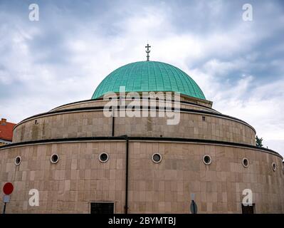 Blick auf eine historische Moschee in Pecs, Ungarn an einem bewölkten Tag. Stockfoto