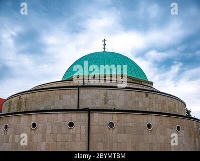 Blick auf eine historische Moschee in Pecs, Ungarn an einem bewölkten Tag. Stockfoto