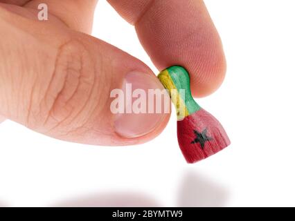 Hand hält hölzerne Bauer, Malerei, selektiven Fokus zu kennzeichnen Stockfoto