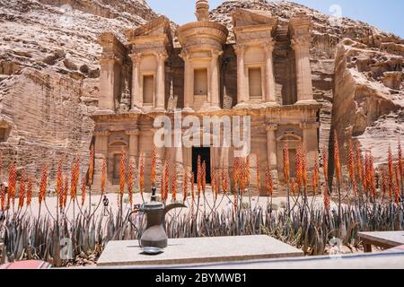 Schöne Landschaft Blick Kloster oder Ad Deir, und das monumentale Gebäude aus dem Felsen in der alten Stadt Petra geschnitzt, Stockfoto