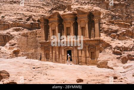 Schöne Landschaft Blick Kloster oder Ad Deir, und das monumentale Gebäude aus dem Felsen in der alten Stadt Petra geschnitzt, Stockfoto