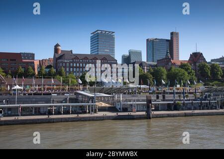 Blick über die Elbe nach St Pauli Landing Stages, Hafen Hamburg, Hamburg, Deutschland Stockfoto