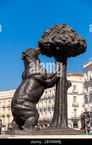 Statue des Bären und Madrono Baum, heraldische Symbol von Madrid an der Puerta del Sol, Madrid, Spanien Stockfoto