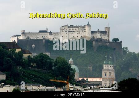 Die österreichische Stadt Salzburg in den Ostalpen. Salzburg Castle - Festung Hohensalzburg hoch über der Salzach, Österreich. Das Altstad Stockfoto