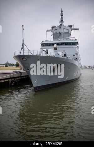 Wilhelmshaven, Deutschland. Juni 2020. Die Fregatte Nordrhein-Westfalen liegt im Marinehafen. Die Marine hat die zweite von vier neuen Fregatten der F 125 Klasse in Dienst gestellt. Die Nordrhein-Westfalen ist das Schwesterschiff der Baden-Württemberg, die vor einem Jahr in die Flotte aufgenommen wurde. Das Schiff wurde für langfristige maritime Stabilisierungsoperationen gebaut. Quelle: Sina Schuldt/dpa/Alamy Live News Stockfoto