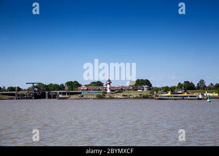 Lehe Landeplatz an der Elbe mit Liner, Kirschblüte, Altes Land, Niederelbe, Niedersachsen, Norddeutschland, Deutschland, Europa Stockfoto