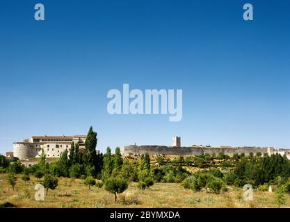 Spanien, Kastilien und Leon, Provinz Segovia, Cuellar. Schloss der Herzöge von Albuquerque. Erbaut in verschiedenen architektonischen Stilen, stammt aus dem 11. Jahrhundert, obwohl die meisten seiner Überreste aus dem 15. Jahrhundert stammen. Das Schloss gehörte Don Alvaro de Luna und den ersten Herzögen von Albuquerque. Allgemeine Ansicht. Stockfoto