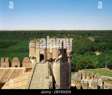 Spanien, Kastilien und Leon, Provinz Segovia. Coca Castle. Es wurde im späten 15. Jahrhundert vom kastilischen Magnaten Don Alonso de Fonseca erbaut. Mudejar-Stil. Zinnen eines Turms. Architektonische Details. Stockfoto