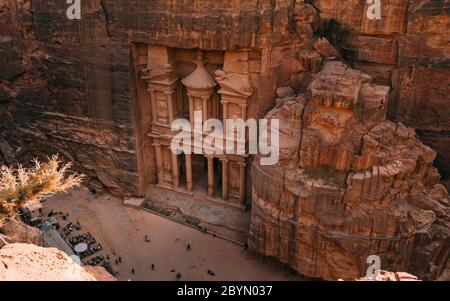 Schöne Aussicht auf die Landschaft Al Khazneh - die Schatzkammer, alte Stadt Petra, Jordanien. Ist einer der kunstvoll gestalteten Tempel Stockfoto