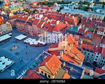 Schöne Panorama-Luftdrohne Blick auf Warschau Altstadt (Stare Miasto) - der älteste Bezirk von Warschau (13. Jahrhundert), Königliches Schloss, Platz und das C. Stockfoto