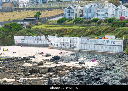 Porthmeor Beach Saint Ives, Cornwall, Großbritannien. Die West Beach Bäckerei, Cafe und Bar am Strand. Stockfoto