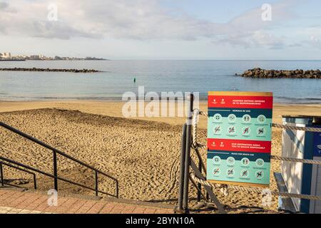 Zweisprachiges Schild mit Vorschriften für die Strandnutzung während Phase 3 Deeskalation des Covid 19, Corona-Virus, Ausnahmezustand, Playa del Duque, Costa A Stockfoto