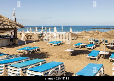 Sonnenbank und Sonnenschirm Geschäft Wiedereröffnung am Strand Playa Fañabe während Phase 3, Deeskalation des Covid 19, Corona-Virus, Ausnahmezustand, Costa Ad Stockfoto