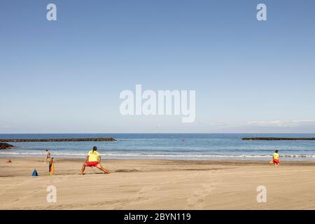 Rettungsschwimmer am Strand Playa Fañabe während der Entkalkungsphase 3 des Covid 19, Corona-Virus, Ausnahmezustand, Costa Adeje, Teneriffa, Kanarienisch Stockfoto