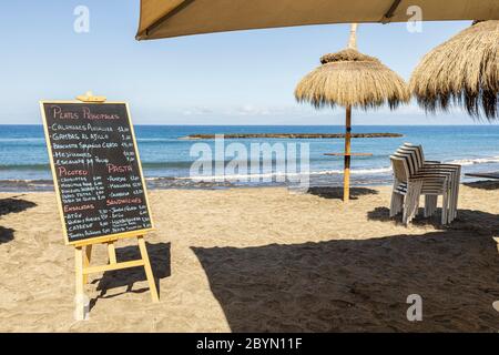 Strandbars werden jetzt mit strengen Hygienekontrollen für die wenigen Bewohner, Playa Fañabe, Costa adeje, Teneriffa, Kanarische Inseln, Spanien, eröffnet. Stockfoto