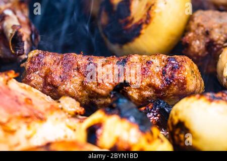 Traditionelle rumänischen Fleischbällchen "mici" auf dem Grill. Schmackhafte Fleischbällchen auf dem Grill, Schweinefleisch auf Holzkohlengrill Stockfoto