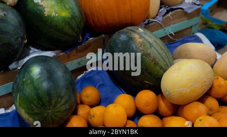 Verkauf auf dem Lebensmittelmarkt. Gemüse und Obst verkaufen am Morgen auf dem Markt in Jordanien Stockfoto