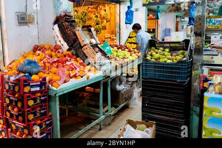 Verkauf auf dem Lebensmittelmarkt. Gemüse und Obst verkaufen am Morgen auf dem Markt in Jordanien Stockfoto