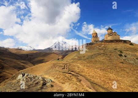 Mtskheta-Mtianeti, Kreuzkuppelkirche Zminda Sameba (Dreifaltigkeitskirche, Gergetier Dreifaltigkeitskirche, Stepantsminda, Kasbegi, Georgien Stockfoto