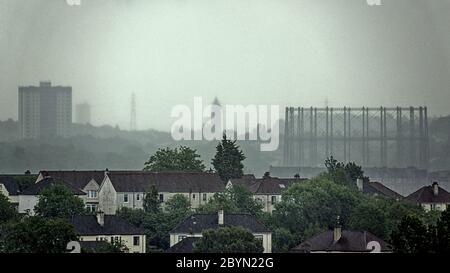 Glasgow, Schottland, Großbritannien 10. Juni 2020: UK Wetter: Sintflutartiger Regen sah lokale Wahrzeichen in der Ferne mit der schweren Wolkenfinsternis regierte. Quelle: Gerard Ferry/Alamy Live News Stockfoto