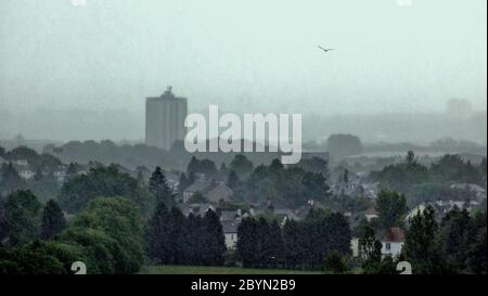 Glasgow, Schottland, Großbritannien 10. Juni 2020: UK Wetter: Sintflutartiger Regen sah lokale Wahrzeichen in der Ferne mit der schweren Wolkenfinsternis regierte. Quelle: Gerard Ferry/Alamy Live News Stockfoto