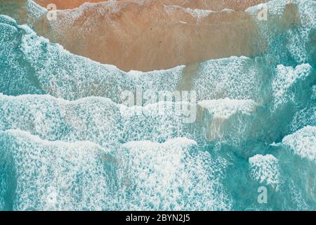 Luftaufnahme von tropischen Sandstrand und das blaue Meer. Blick von oben auf die Wellen des Ozeans erreichen Ufer auf sonnigen Tag. Palawan, Philippinen. Stockfoto