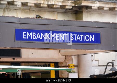 LONDON - 23. SEPTEMBER 2019: Schild über dem Eingang zur U-Bahn-Station Embankment London Stockfoto