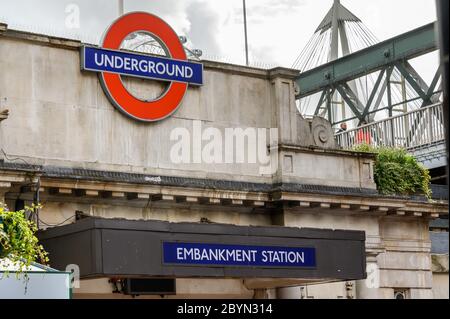 LONDON - 23. SEPTEMBER 2019: Beschilderung über dem Eingang zur U-Bahn-Station Embankment London Stockfoto