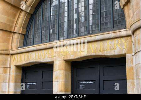 LONDON - 23. SEPTEMBER 2019: LONDON - 23. SEPTEMBER 2019: Schild über dem Eingang zur Whitechapel Gallery Stockfoto