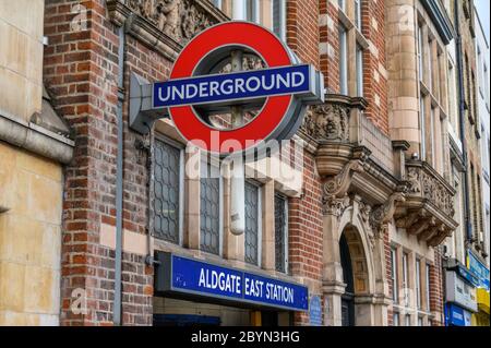 LONDON - 23. SEPTEMBER 2019: Schild für die U-Bahn-Station London über dem Eingang zur U-Bahn-Station Aldgate East Stockfoto