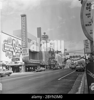 Ein Vintage-Schwarz-Weiß-Foto aus den späten 1960er- oder frühen 1970er-Jahren, das die Hauptstraße in Reno, Nevada, USA zeigt. Zeichen für Casinos genannt Silver Spur, das Hufeisen, die Prima Donna. Stockfoto