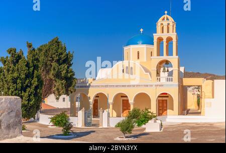 Die Kirche des heiligen Georg (Ekklisia Agios Georgios) in Oia, Santorini, Griechenland, ist auch bekannt als Perivolis, eine schöne Kirche in einem schönen Innenhof.