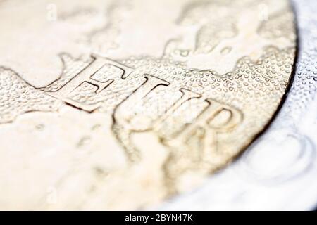 Zwei Euro-Münzen Makro-Detail mit Euro-Wort. 2 Euro-Münze Makroansicht. Europäische Währung extrem Nahaufnahme. Geringe Schärfentiefe. Stockfoto